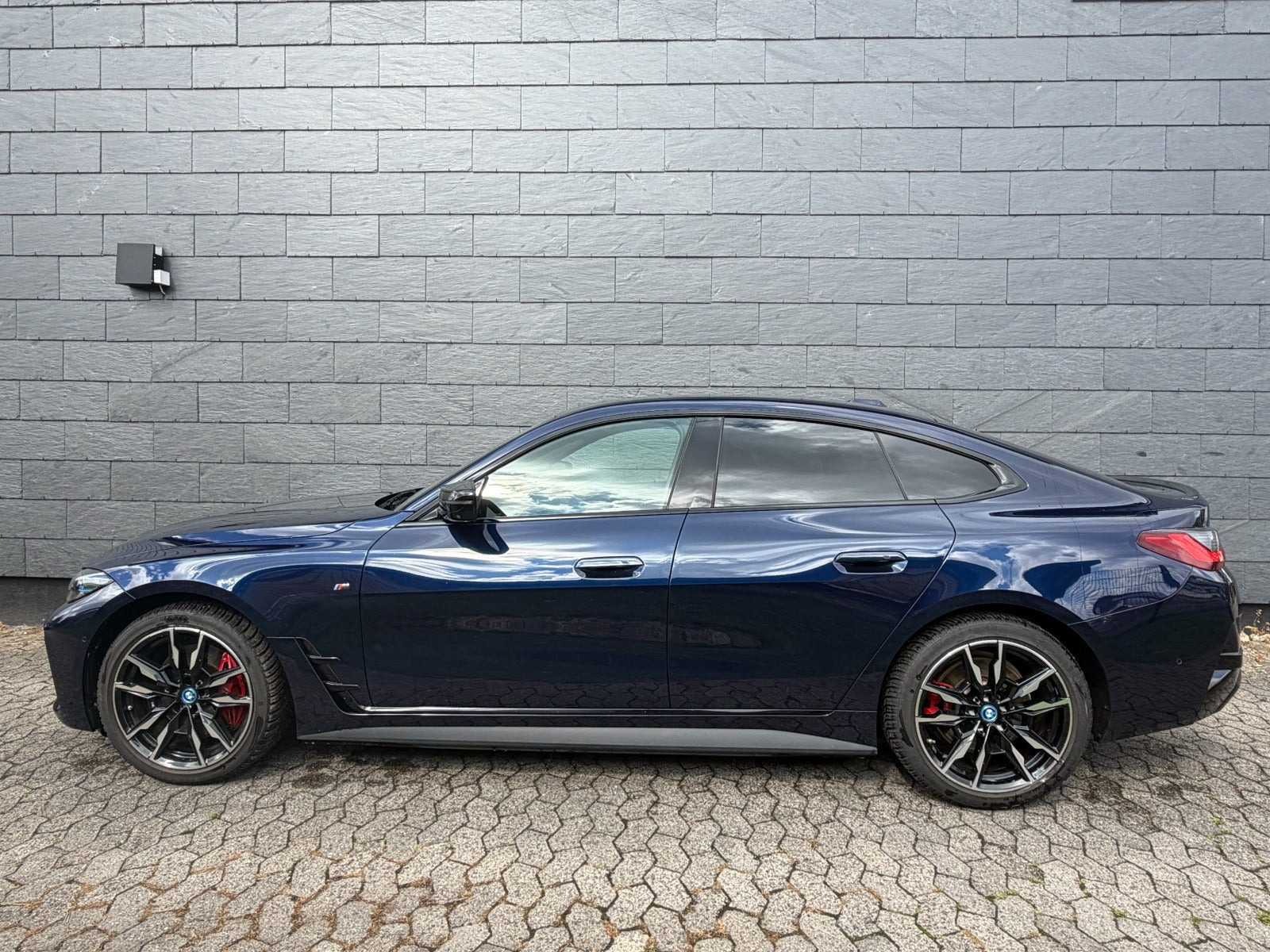 Blå BMW i4 fra 2023