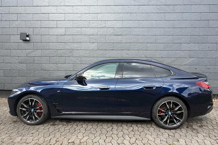 Blå BMW i4 fra 2023