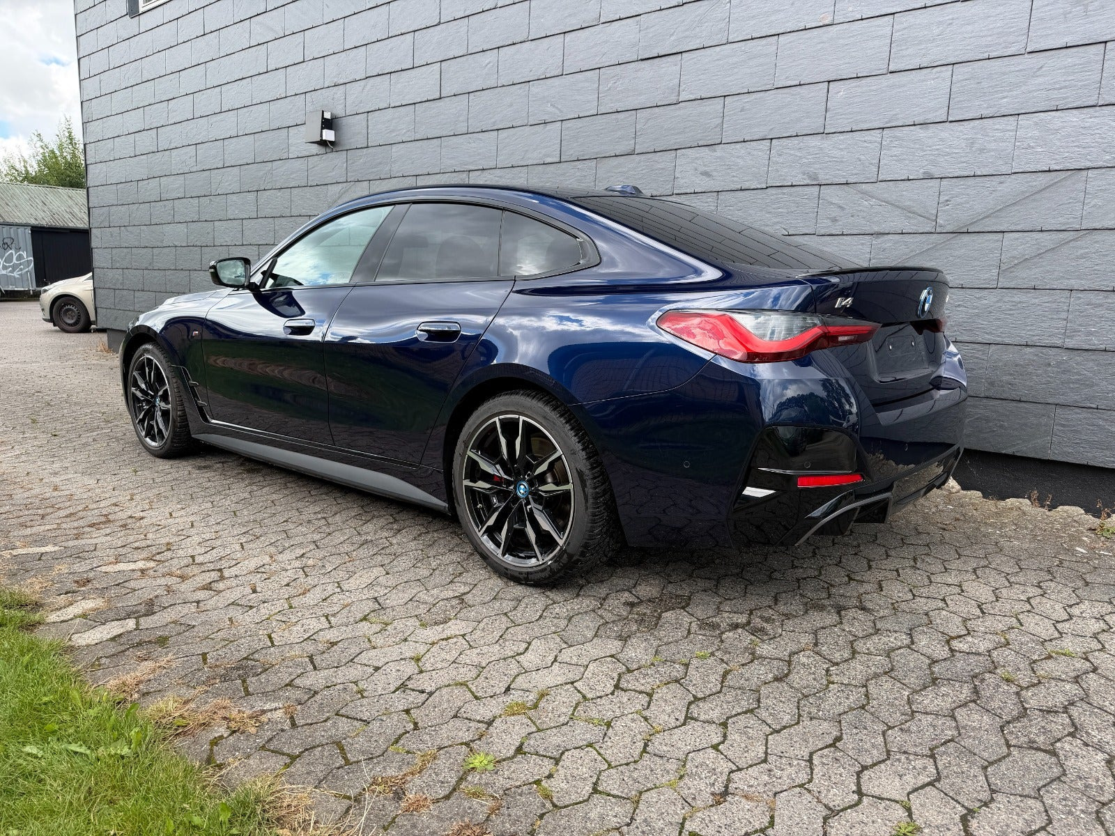 Blå BMW i4 fra 2023