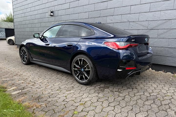 Blå BMW i4 fra 2023