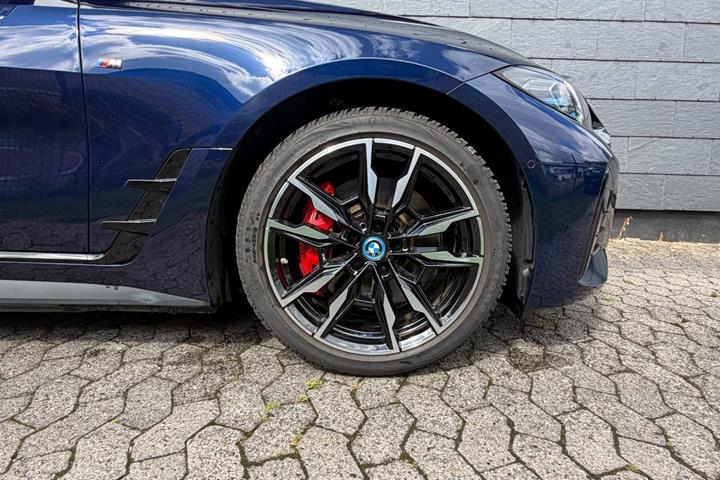Blå BMW i4 fra 2023