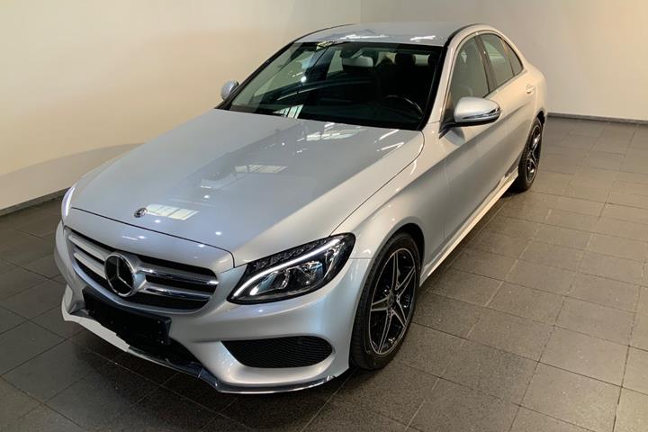 Sølv Mercedes C200 fra 2017 set udefra