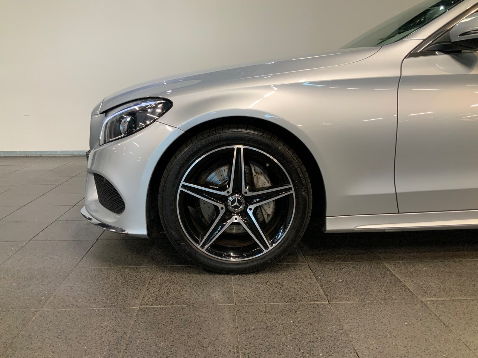 Sølv Mercedes C200 fra 2017