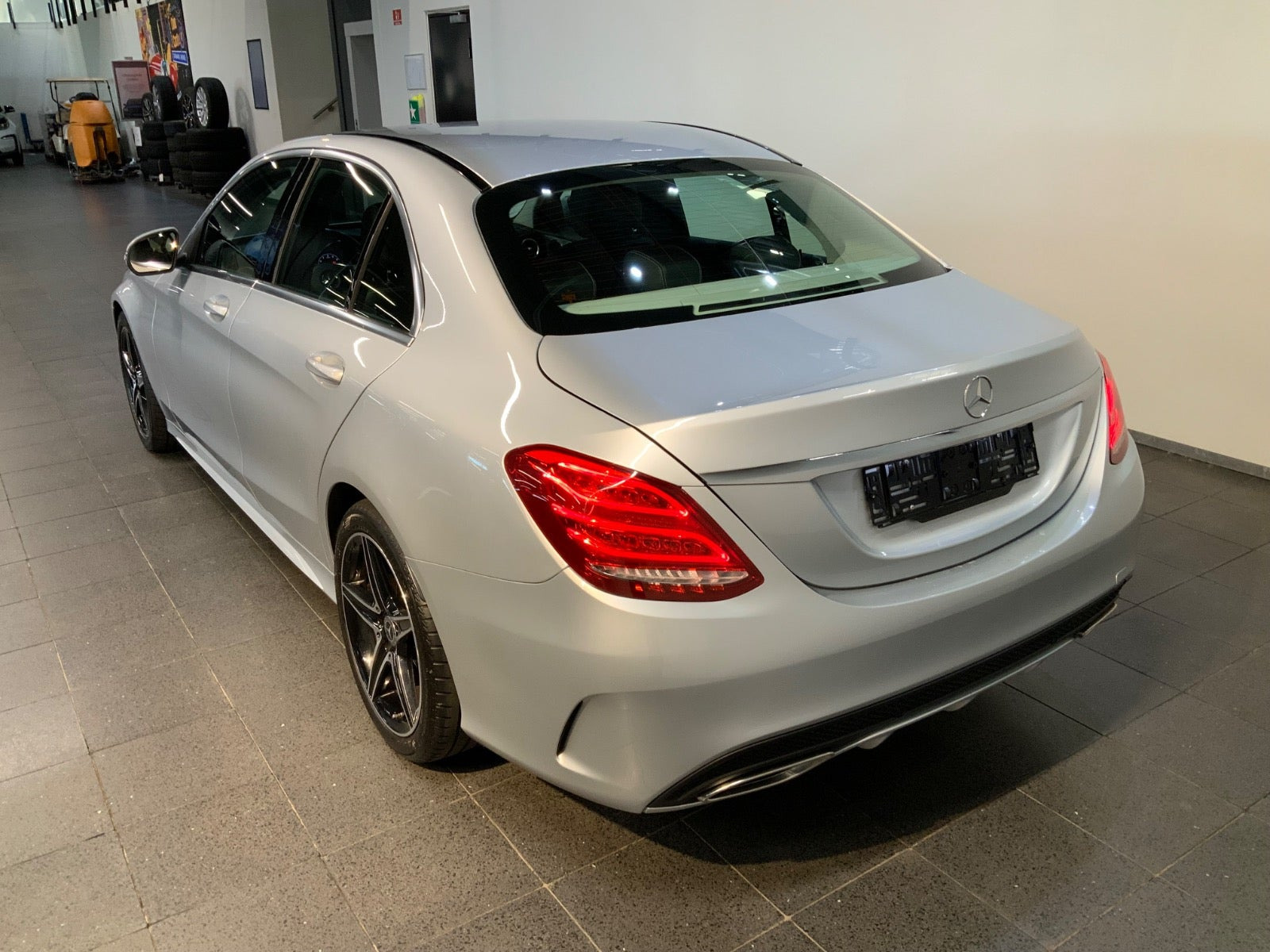 Sølv Mercedes C200 fra 2017