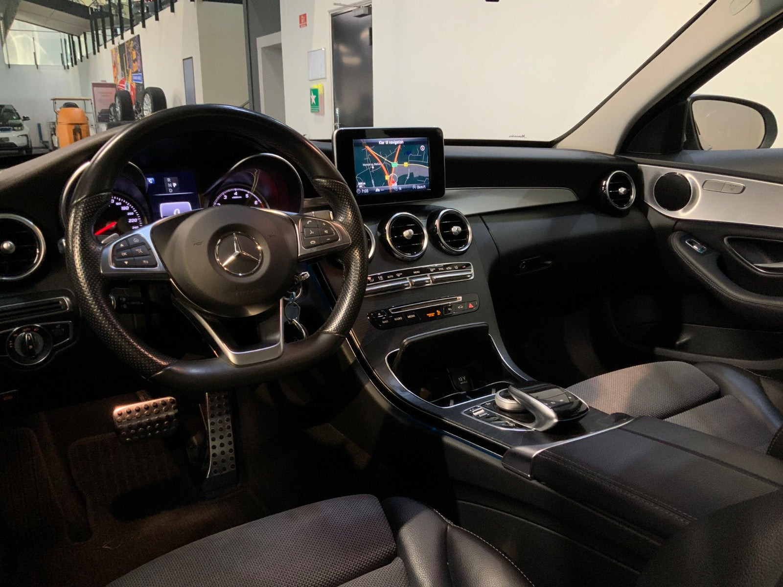 Sølv Mercedes C200 fra 2017