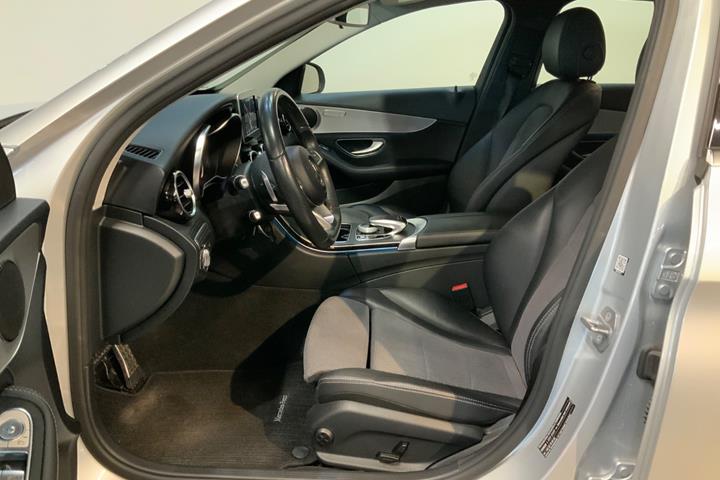 Sølv Mercedes C200 fra 2017