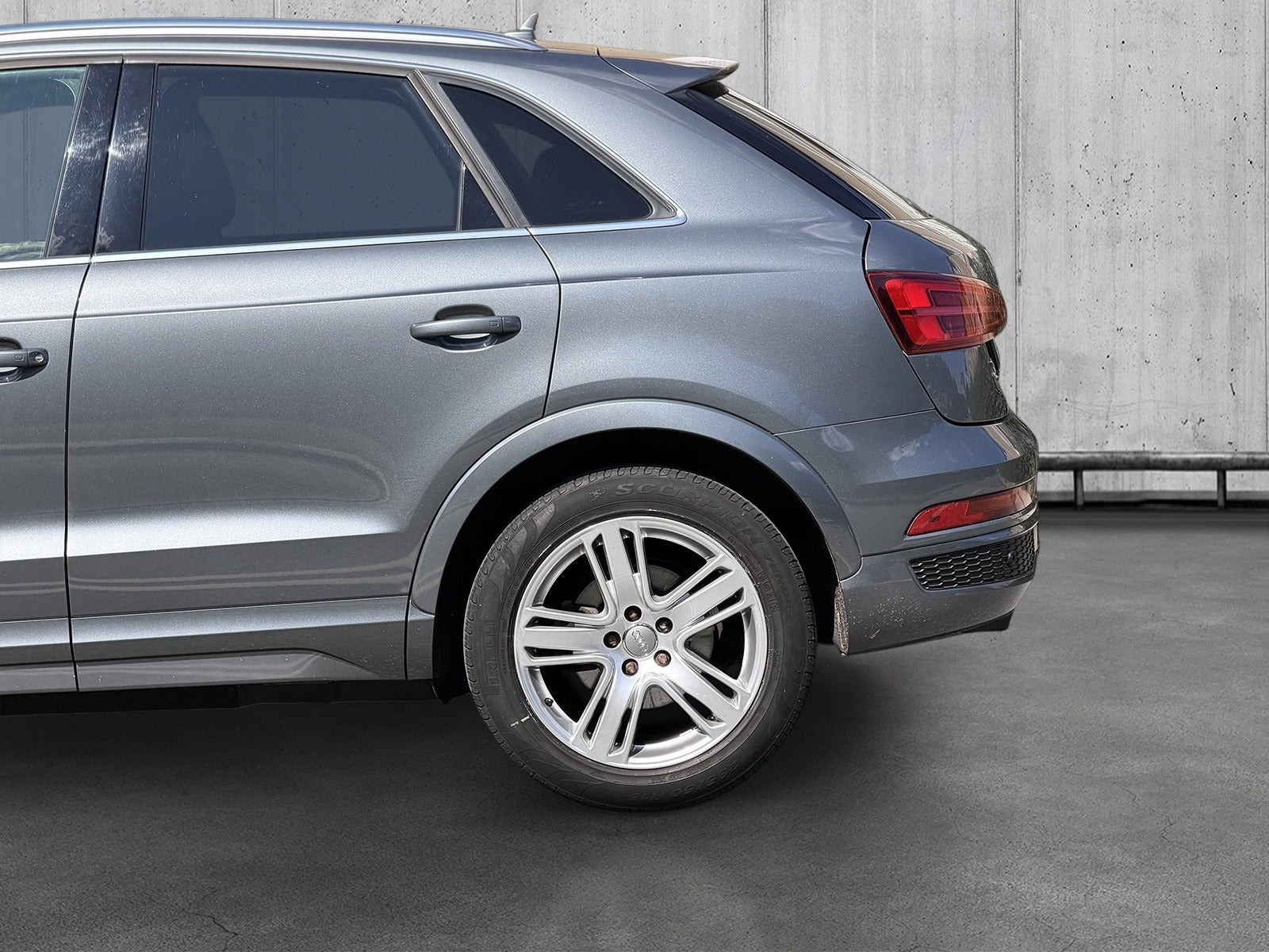 Grå Audi Q3 fra 2016