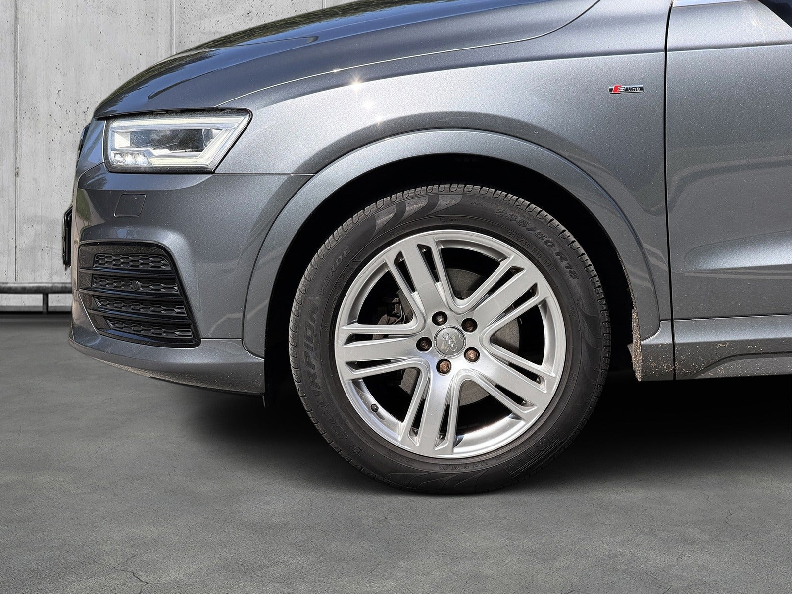 Grå Audi Q3 fra 2016