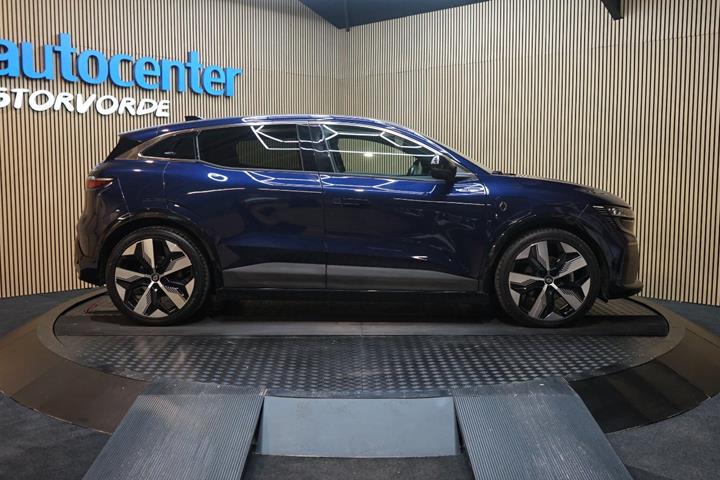 Blå Renault Megane E-Tech fra 2022