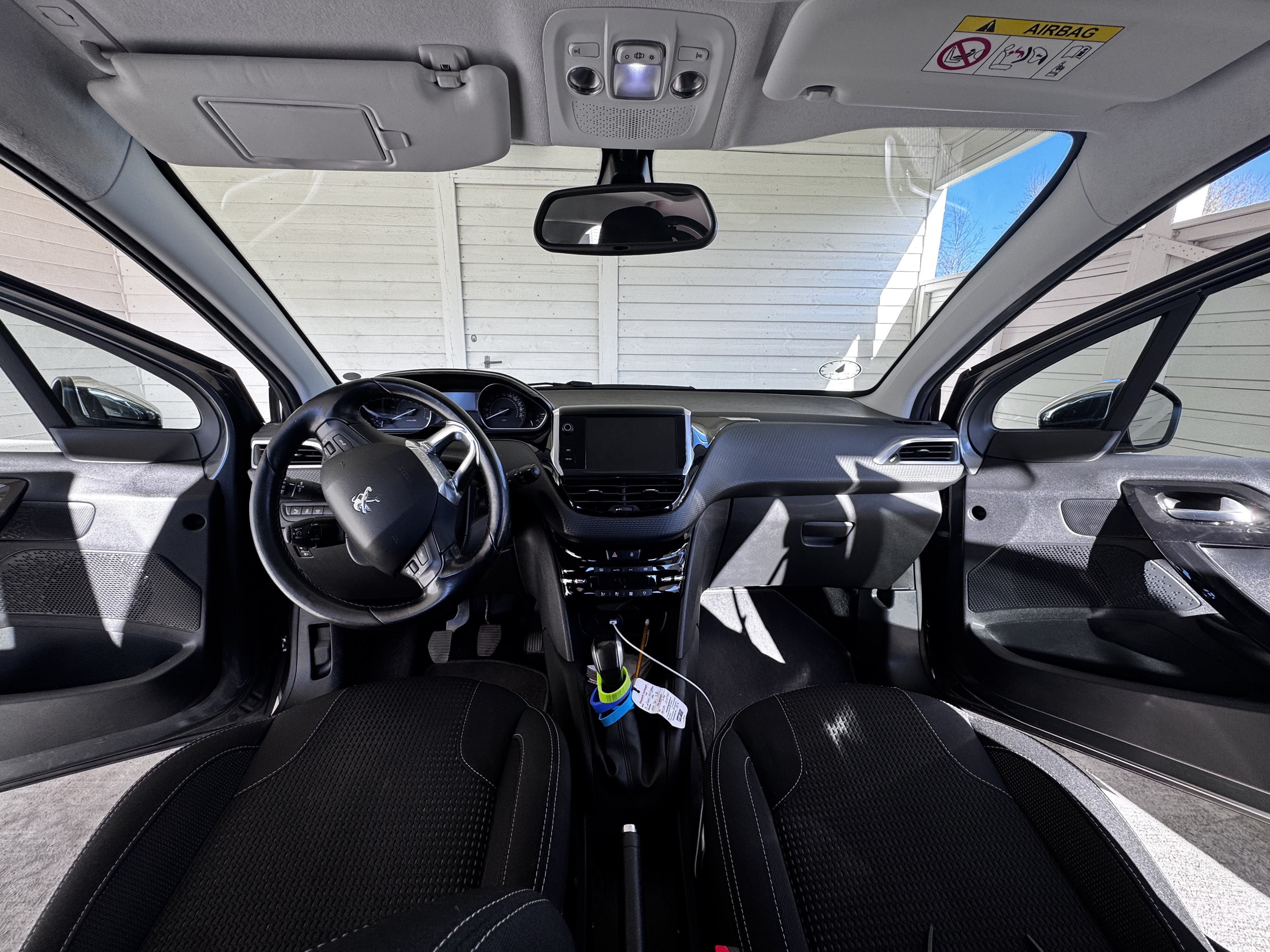 Grå Peugeot 208 fra 2017