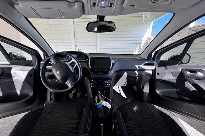 Grå Peugeot 208 fra 2017