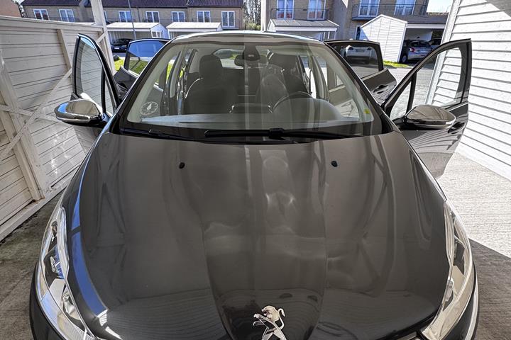 Grå Peugeot 208 fra 2017