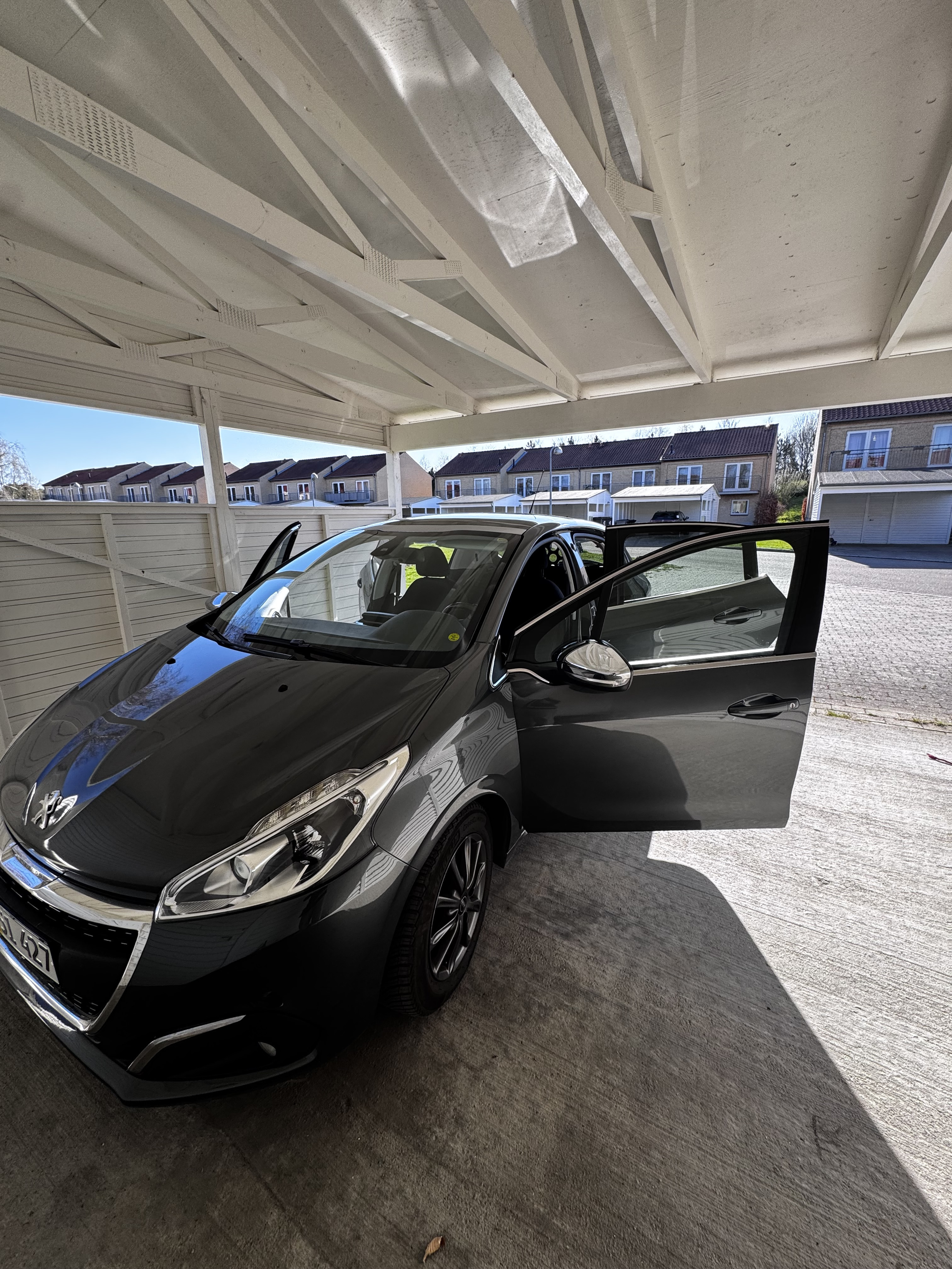 Grå Peugeot 208 fra 2017