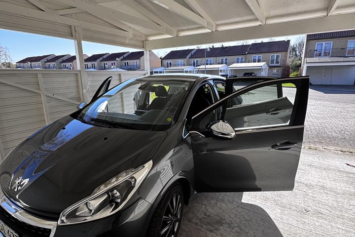 Grå Peugeot 208 fra 2017