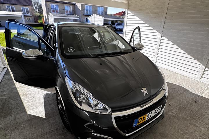 Grå Peugeot 208 fra 2017