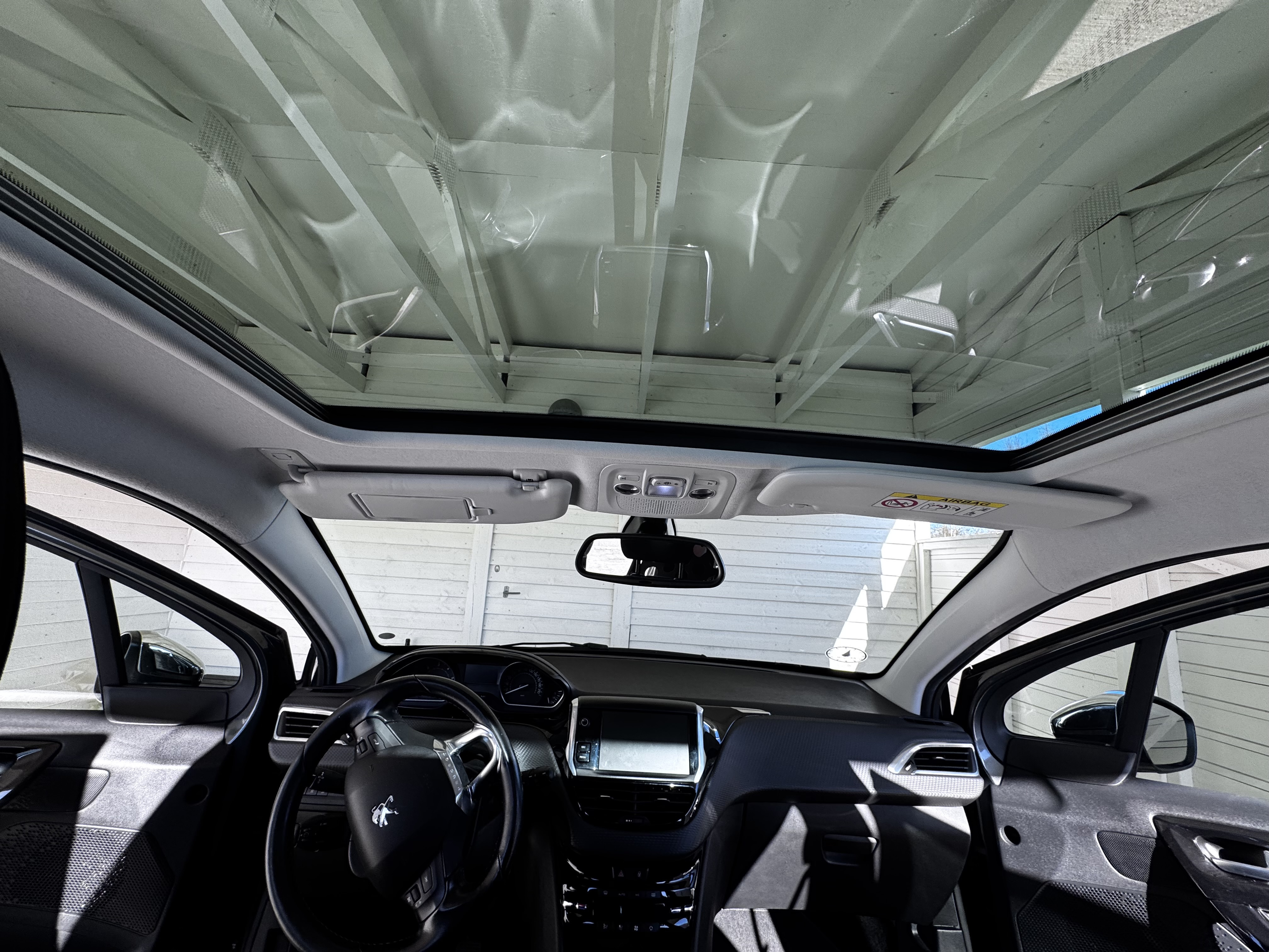 Grå Peugeot 208 fra 2017