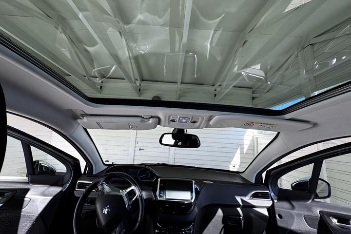 Grå Peugeot 208 fra 2017