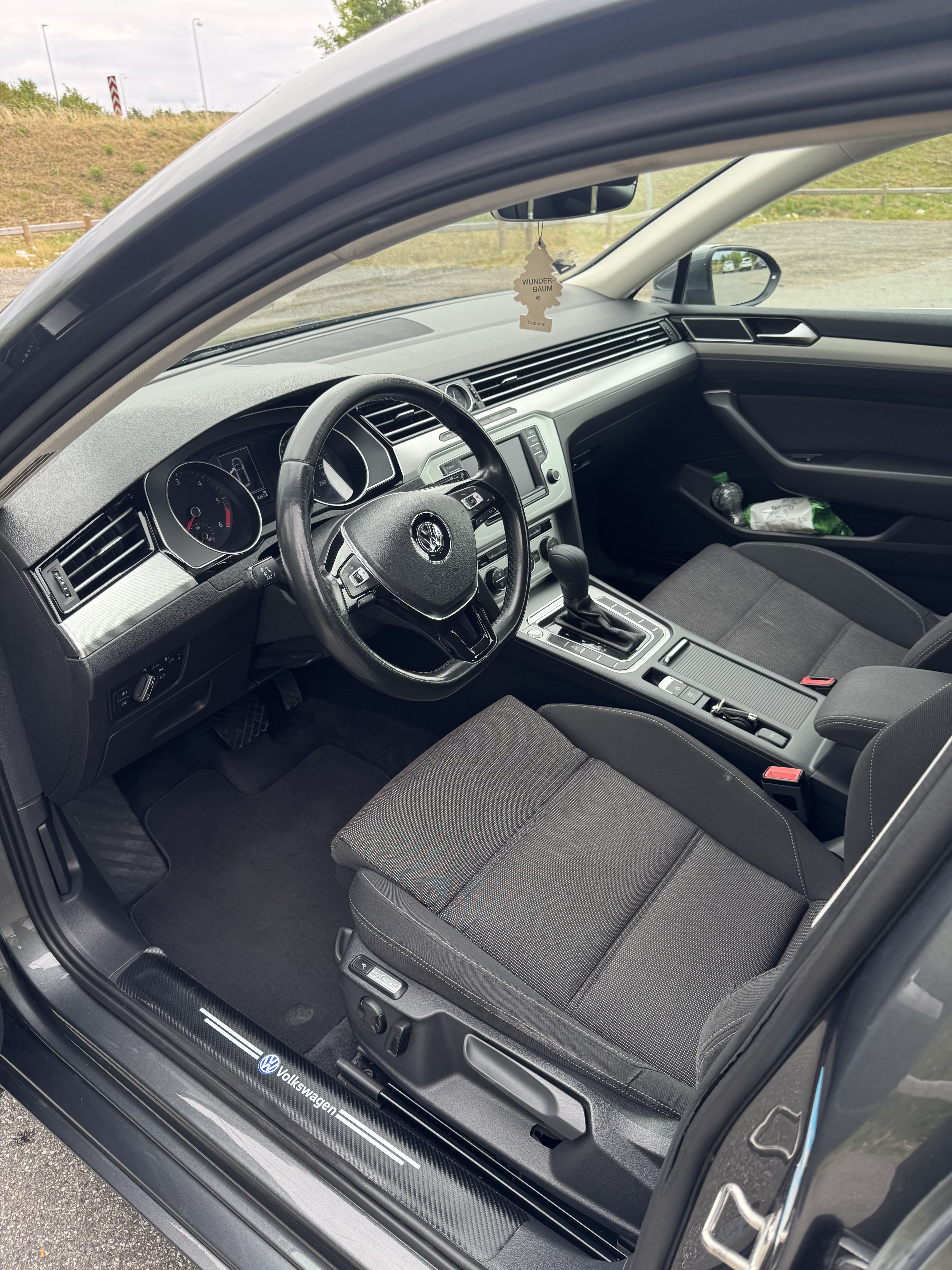 Grå VW Passat fra 2015