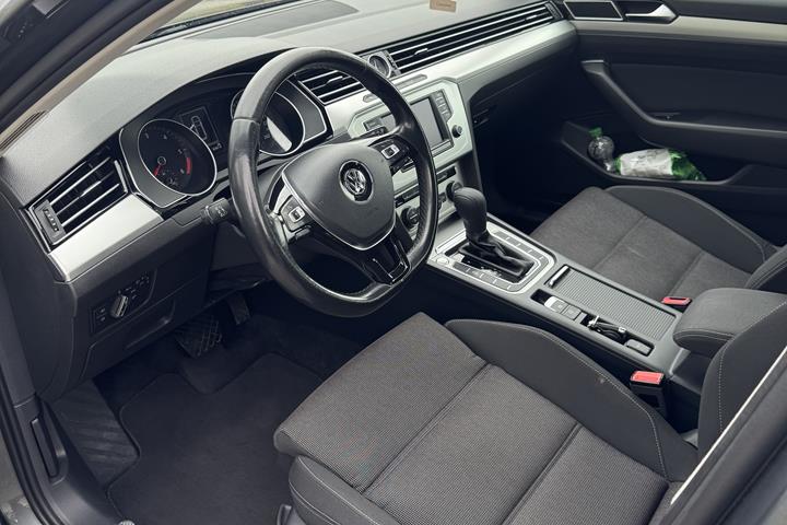 Grå VW Passat fra 2015