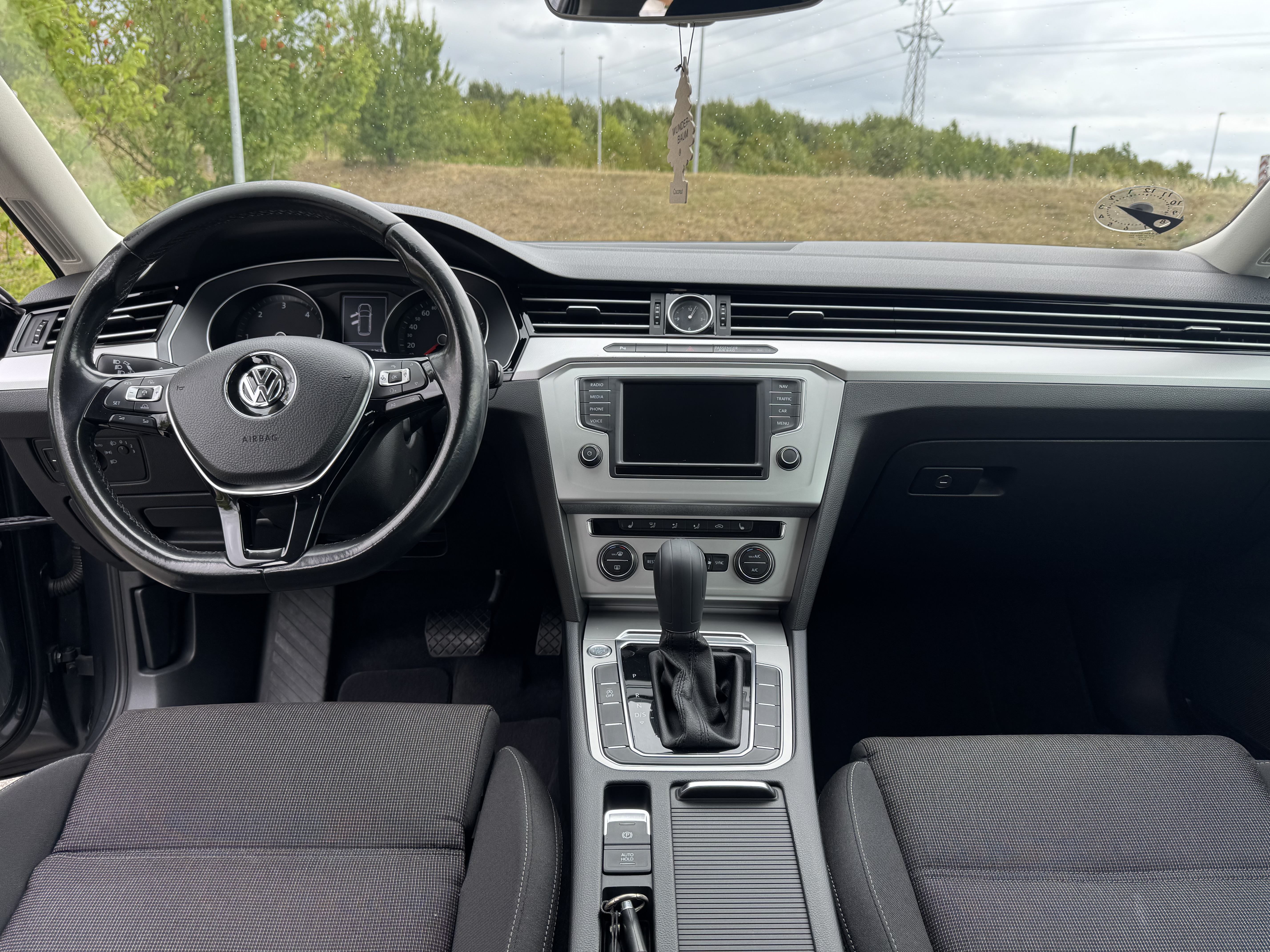 Grå VW Passat fra 2015