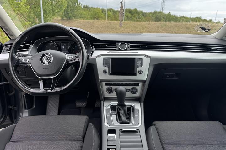 Grå VW Passat fra 2015