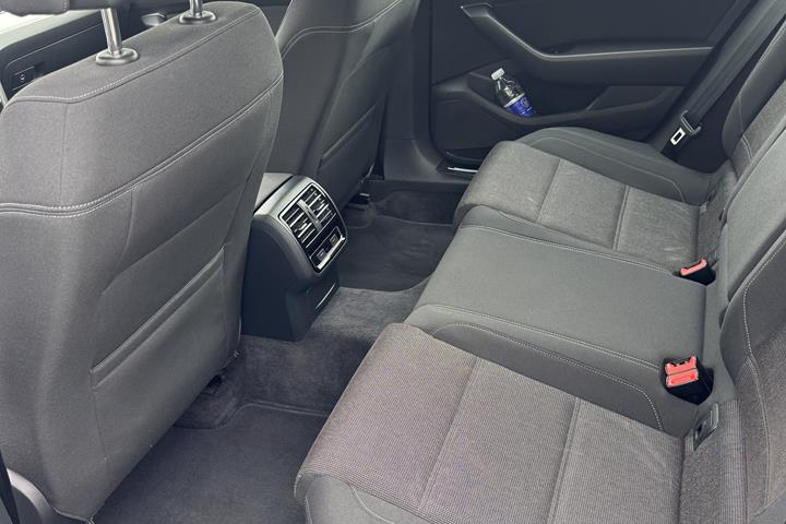 Grå VW Passat fra 2015