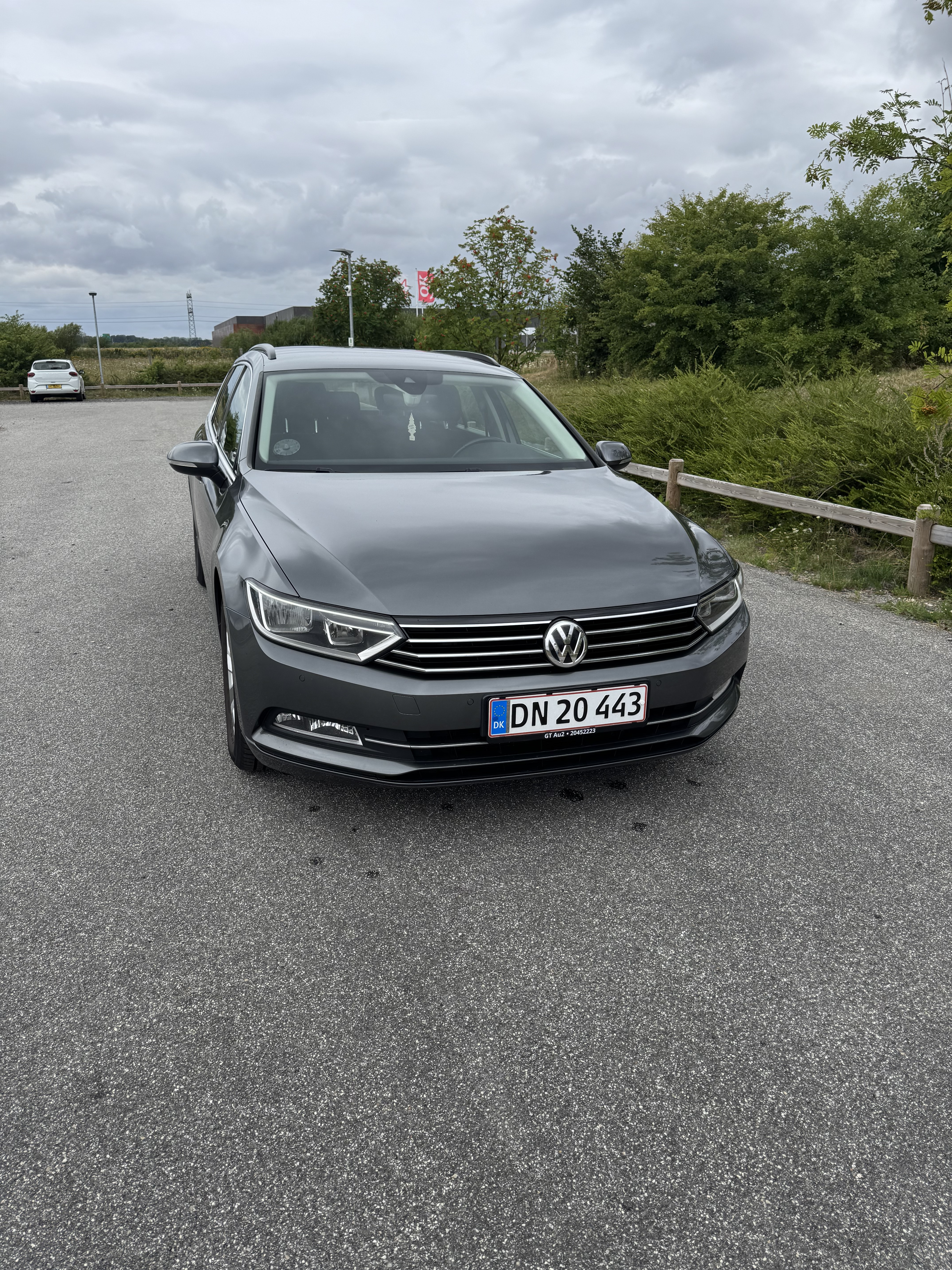 Grå VW Passat fra 2015