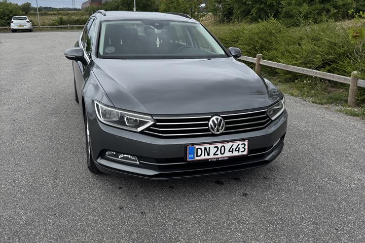 Grå VW Passat fra 2015