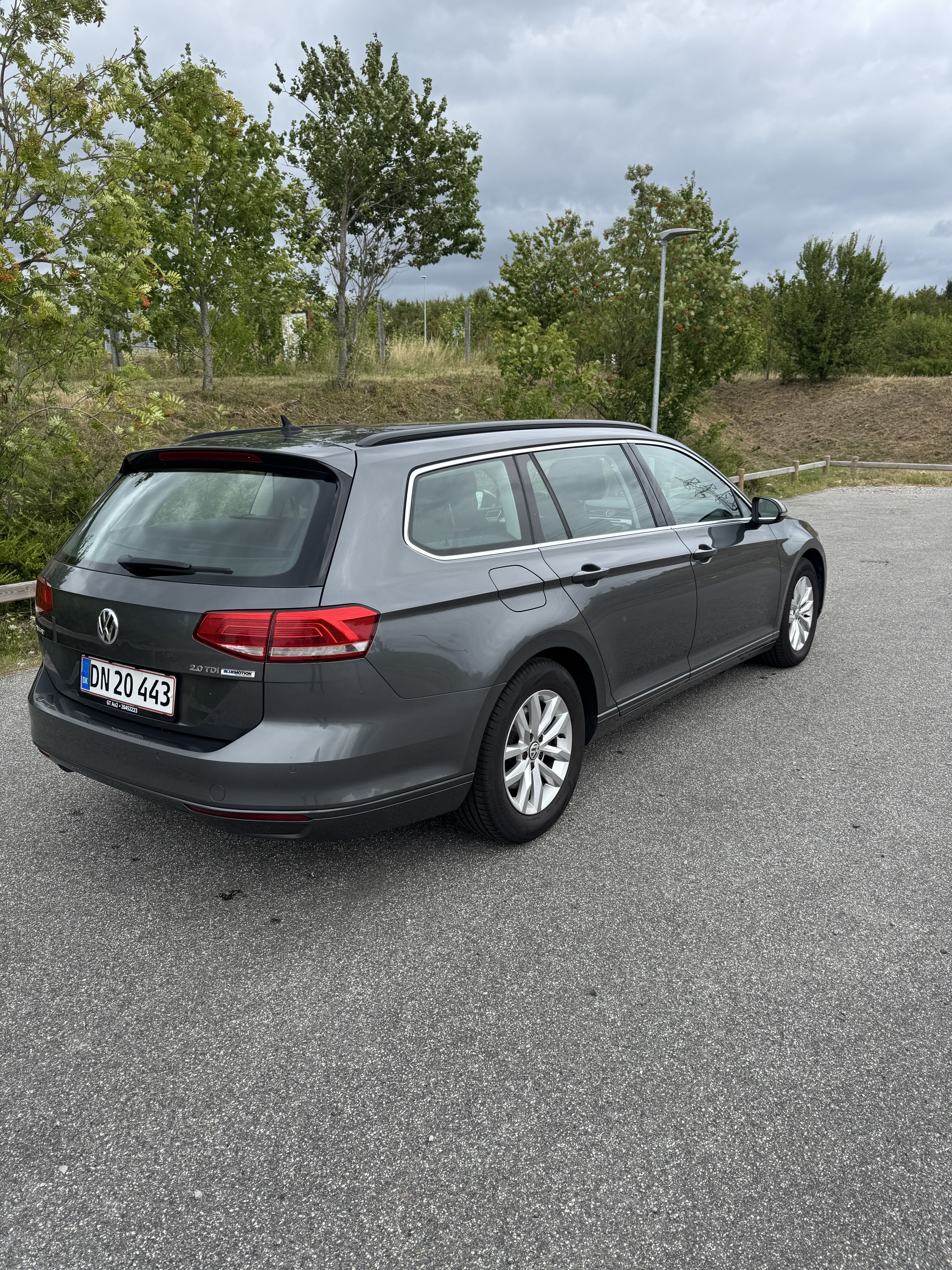 Grå VW Passat fra 2015