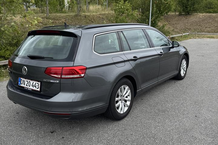 Grå VW Passat fra 2015