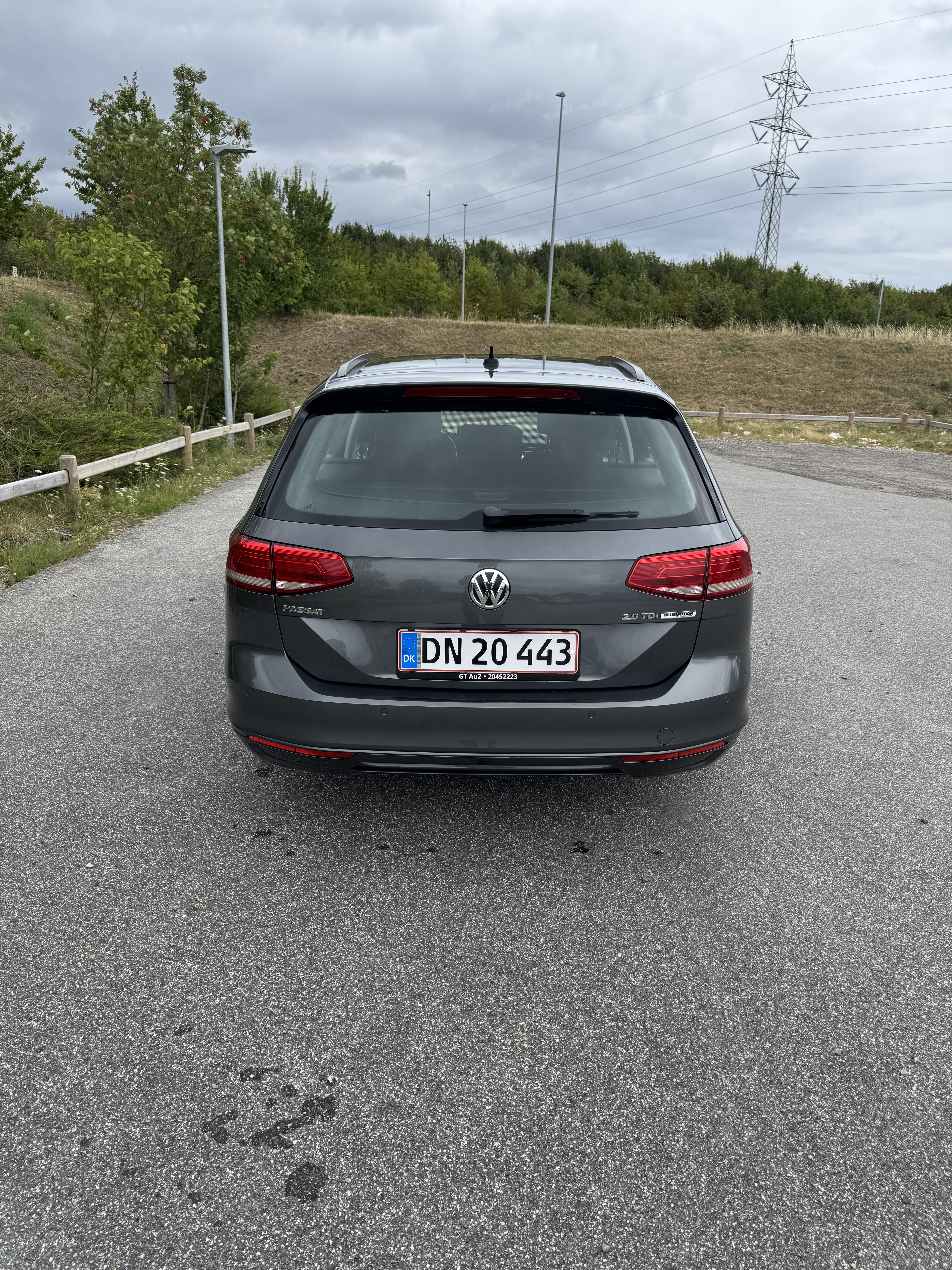 Grå VW Passat fra 2015