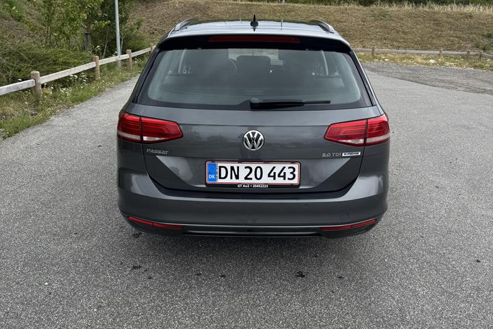 Grå VW Passat fra 2015