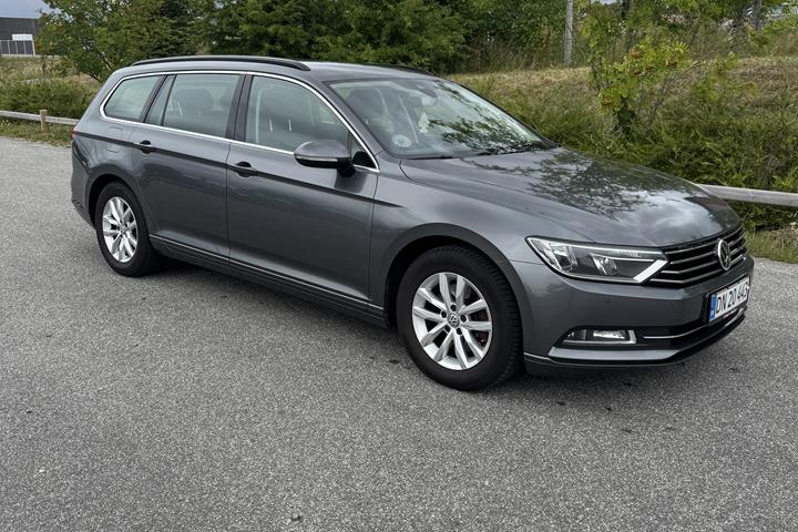 Grå VW Passat fra 2015