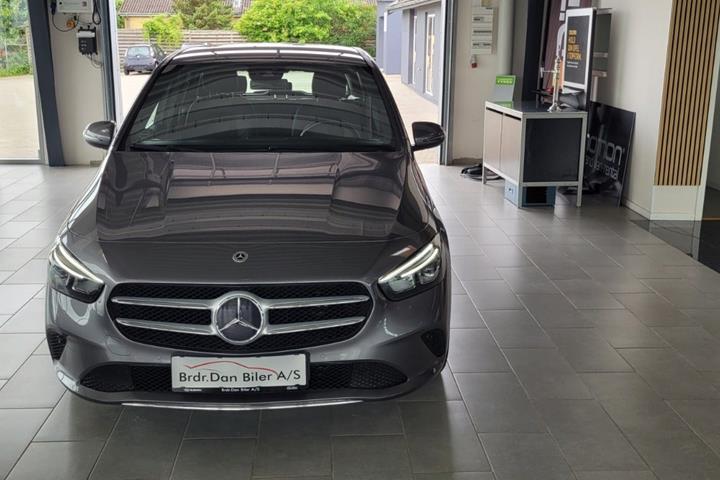 Sølv Mercedes B200 fra 2021