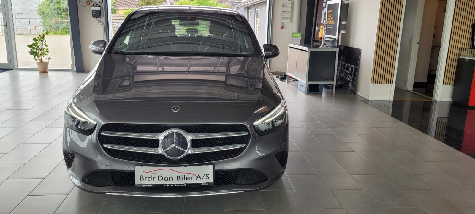 Sølv Mercedes B200 fra 2021
