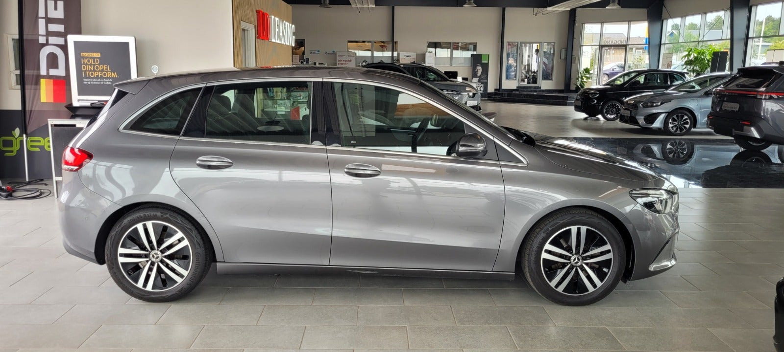 Sølv Mercedes B200 fra 2021