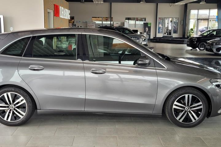 Sølv Mercedes B200 fra 2021