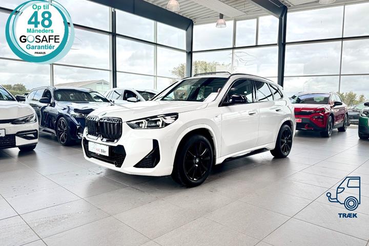 Hvid BMW iX1 fra 2023 set udefra
