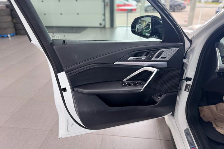 Hvid BMW iX1 fra 2023