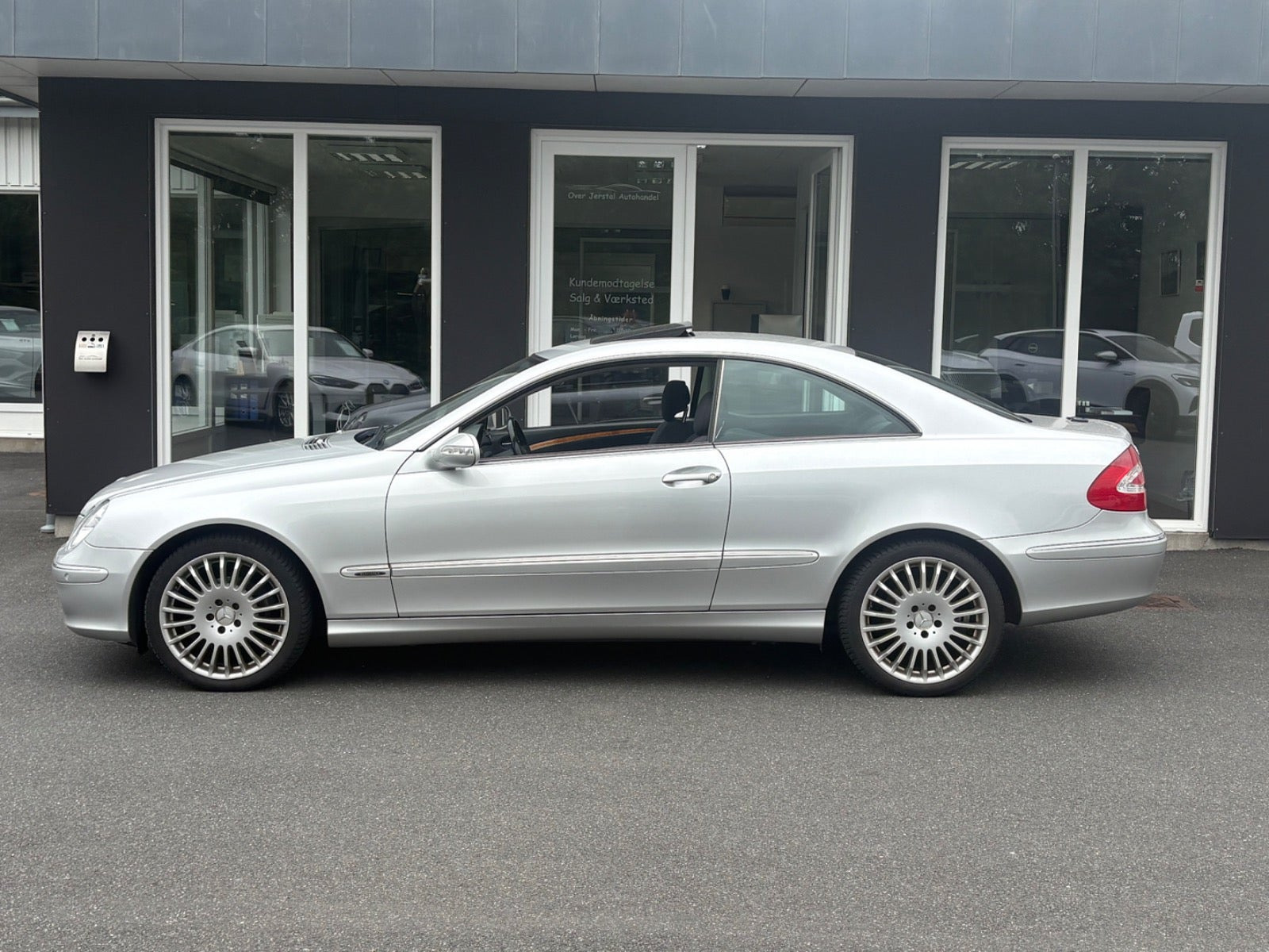 Sølv Mercedes CLK200 fra 2005