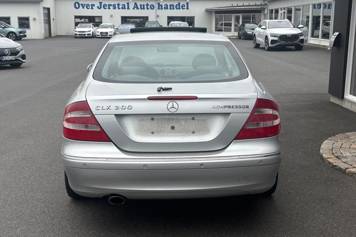 Sølv Mercedes CLK200 fra 2005