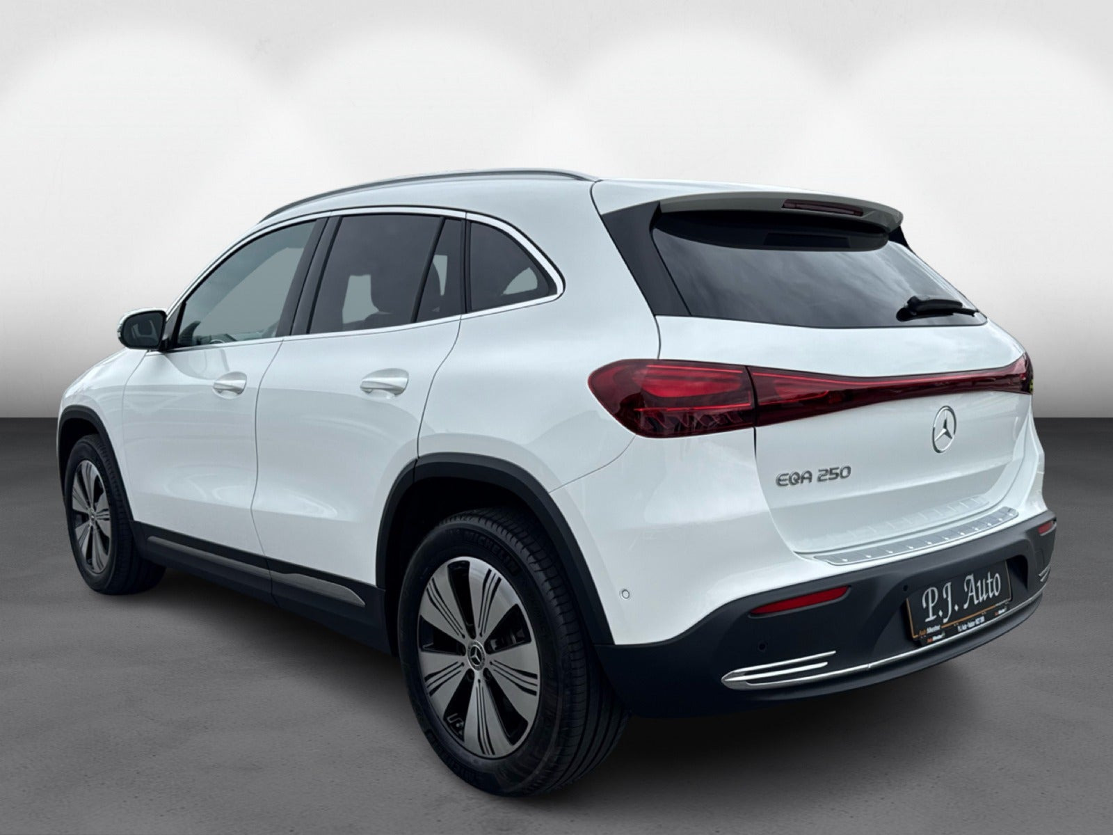 Hvid Mercedes EQA250 fra 2025