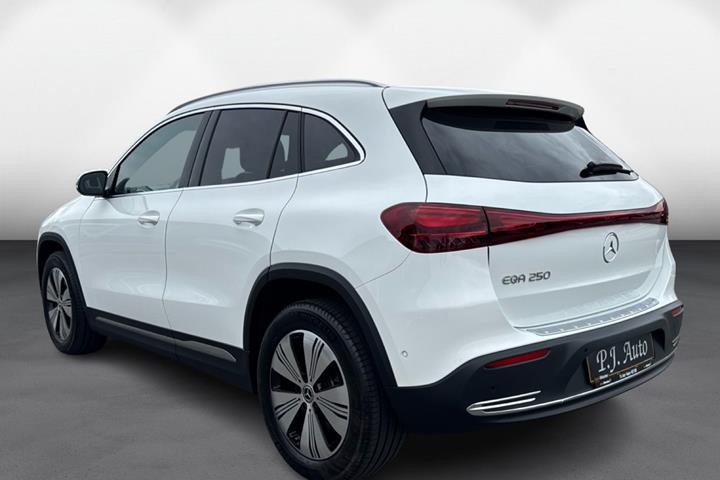 Hvid Mercedes EQA250 fra 2025