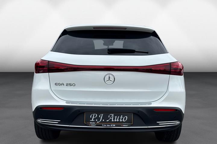 Hvid Mercedes EQA250 fra 2025