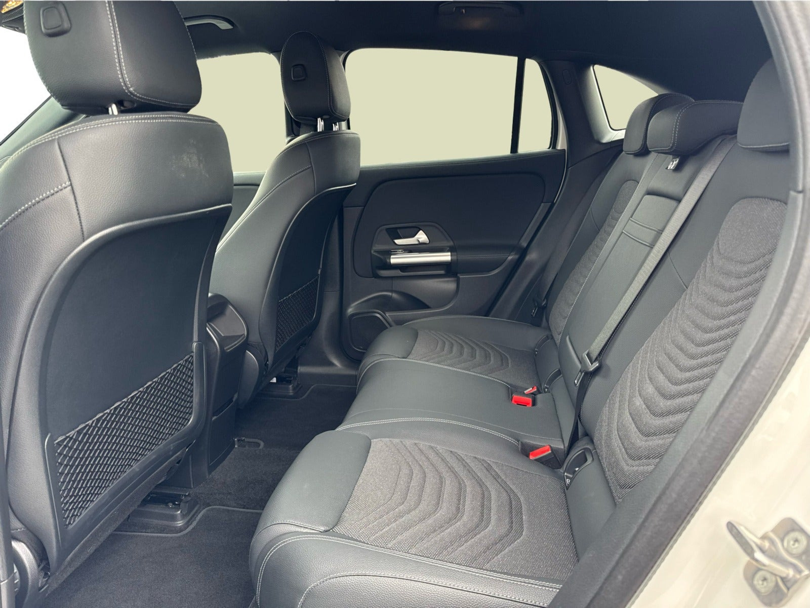 Hvid Mercedes EQA250 fra 2025
