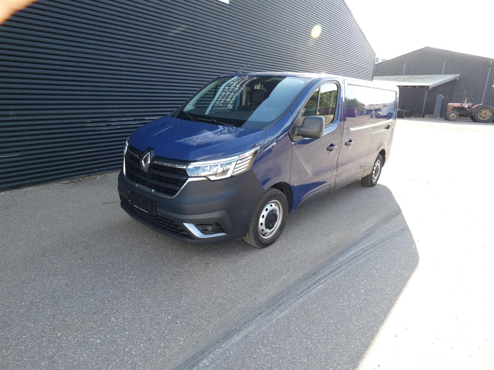 Blå Renault Trafic fra 2022