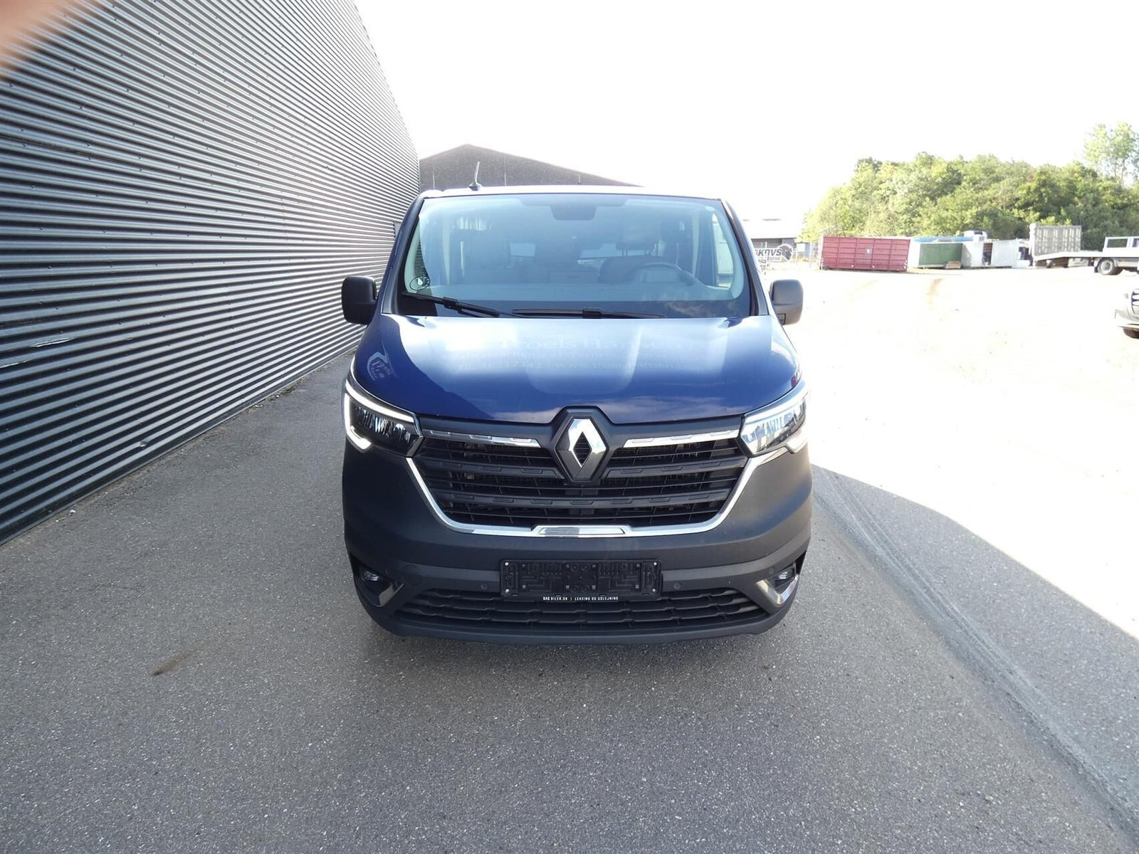 Blå Renault Trafic fra 2022