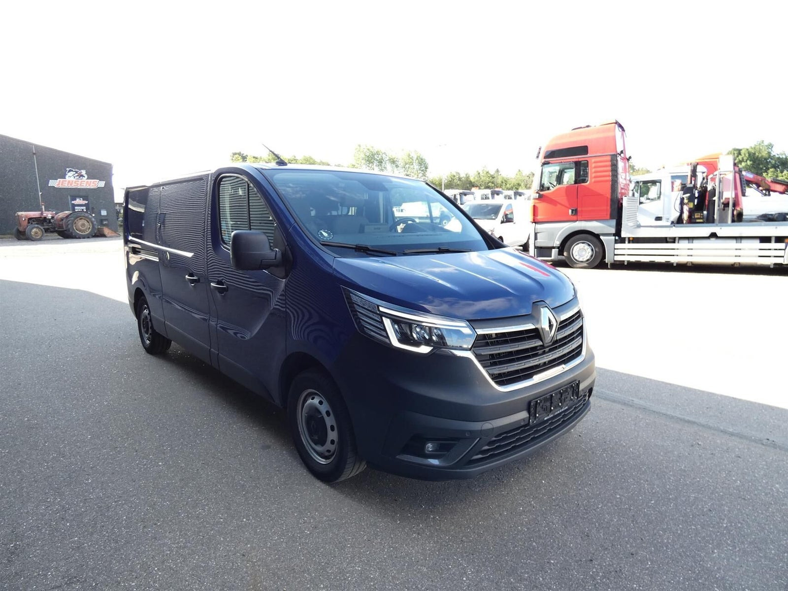 Blå Renault Trafic fra 2022
