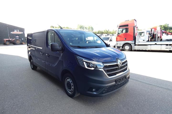Blå Renault Trafic fra 2022