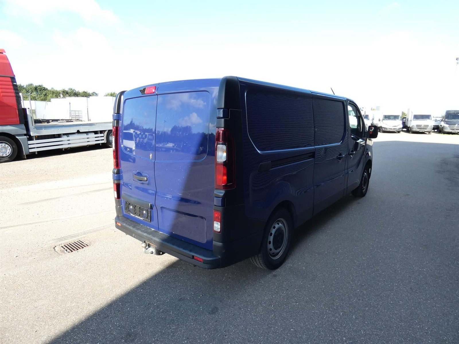 Blå Renault Trafic fra 2022
